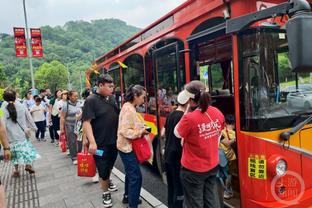 泰山队今日登泰山祈福，主教练崔康熙率先抵达南天门